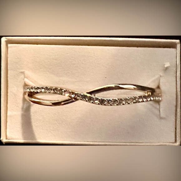 NIB Anne Klein Women's Crisscross Bangle Bracelet in Gold-Tone Size 2.5" - Picture 4 of 5